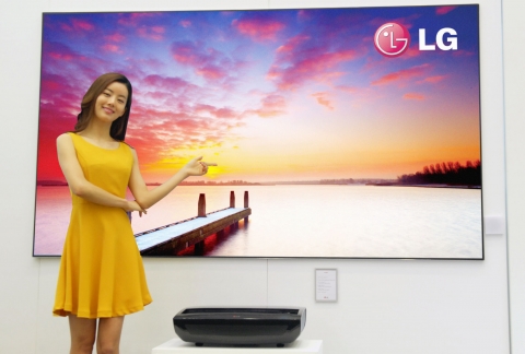 LG전자가 1월 8일부터 미국 라스베이거스에서 열리는 CES 2013 전시회에서 100형의 초대형 화면으로 고화질 영상을 감상할 수 있는 &#039;시네마 빔 TV(모델명: HECTO)를 공개한다. LG전자 모델이 &#039;시네마 빔 TV&#039;를 소개하고 있다.