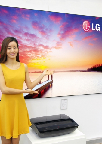 LG전자가 1월 8일부터 미국 라스베이거스에서 열리는 CES 2013 전시회에서 100형의 초대형 화면으로 고화질 영상을 감상할 수 있는 &#039;시네마 빔 TV(모델명: HECTO)를 공개한다. LG전자 모델이 &#039;시네마 빔 TV&#039;를 소개하고 있다.