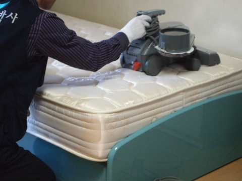 출장 매트리스청소업체인 침대청소박사(http://www.drbedclean.co.kr, ☎1544-0279)는 심층 침대청소기로 가정을 방문해 매트리스, 천 소파, 카펫 등에서 진드기 서식 여부를 진단하고 오염도에 따라서 침대 진드기 청소를 해준다.