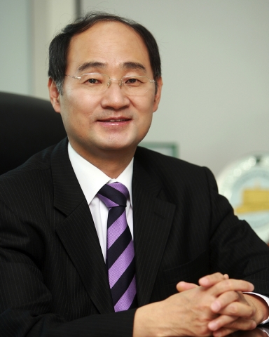 KT(회장 이석채, www.kt.com)는 2013년 1월 1일자로 그룹윤리경영실장 정성복 사장을 부회장으로 승진발령하고, 검사출신 남상봉 변호사를 법무센터장 전무로 새로 영입했다