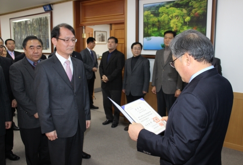 군산대학교는 12월 31일(월) 오후 3시 총장 접견실에서 2012년 우수공무원 및 우수 직원, 우수 부서에 대한 표창 수여식을 가졌다.