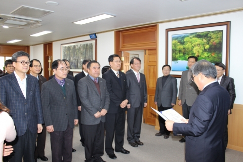 군산대학교는 12월 31일(월) 오후 3시 총장 접견실에서 2012년 우수공무원 및 우수 직원, 우수 부서에 대한 표창 수여식을 가졌다.