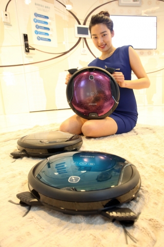 삼성전자가 2일 세계최초로 브러시가 본체 밖으로 나와 작동하는 '팝아웃 브러시(POP-OUT Brush)'를 적용해 구석까지 말끔히 청소하는 로봇청소기 '