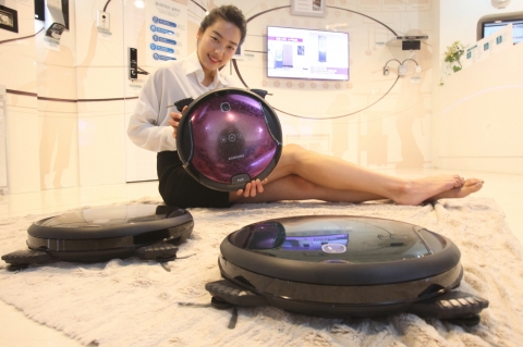 삼성전자가 2일 세계최초로 브러시가 본체 밖으로 나와 작동하는 '팝아웃 브러시(POP-OUT Brush)'를 적용해 구석까지 말끔히 청소하는 로봇청소기 '