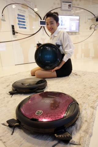 삼성전자가 2일 세계최초로 브러시가 본체 밖으로 나와 작동하는 '팝아웃 브러시(POP-OUT Brush)'를 적용해 구석까지 말끔히 청소하는 로봇청소기 '