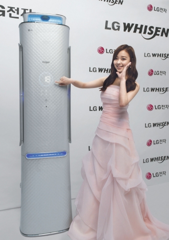 LG전자가 세계 최초 다이렉트 음성 인식 에어컨 '챔피언스타일' 등 2013년형 에어컨 신제품 30종을 출시한다. LG 휘센 광고 모델인 손연재가 신제품 앞에서 포즈를 취하고 있다.