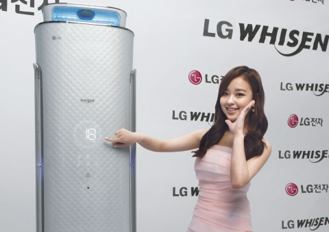 LG전자가 세계 최초 다이렉트 음성 인식 에어컨 '챔피언스타일' 등 2013년형 에어컨 신제품 30종을 출시한다. LG 휘센 광고 모델인 손연재가 신제품 앞에서 