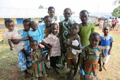 우간다의 어린이 및 우물파기 지원 단체인 굿핸즈를 돕고 있는 국제이주개발공사