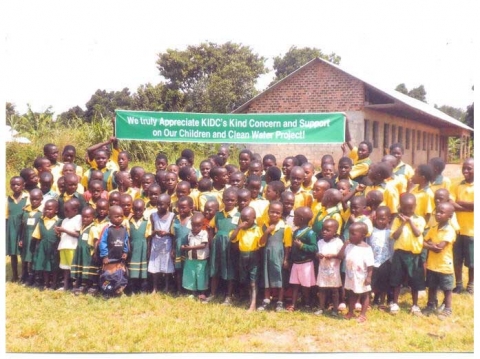 우간다의 어린이 및 우물파기 지원 단체인 굿핸즈를 돕고 있는 국제이주개발공사