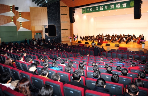 건국대학교는 2일 오전 10시30분 교내 새천년관 대공연장에서 2013년 신년 하례회를 갖고, 창의적 인재 양성을 위한 '수요자 중심 교육체계' 구축을 위한  프
