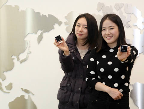 SK텔레콤이 벤처기업과 공동개발한 스마트빔을 올해부터 유럽 최대 IT기기 유통업체 중 하나인 롤라이사를 통해 유럽전역에 선보인다고 3일 밝혔다. 사진은 모델들이 한손에 들어오는 피