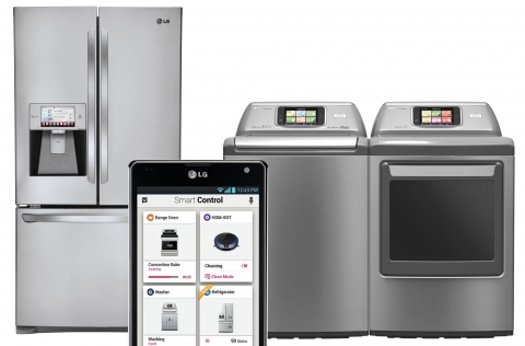 LG전자 스마트 냉장고와 스마트 세탁기에 &#039;스마트 컨트롤&#039; 어플리케이션을 실행 중인 이미지