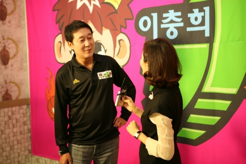 아이슈토를 설명하는 이충희 씨