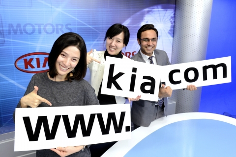 기아자동차㈜는 전세계 홈페이지 주소를 ‘kia.com’으로 통합한다고 7일(월) 밝혔다.이를 통해 고객들이 전세계 어디서든 인터넷 창에 ‘www.kia.com’만 입력하면 자동적으로 고객의 위치를 인지해 해당 국가의 기아차 홈페이지로 연결해주는 서비스도 제공하게 된다. 기아차 양재동 본사에서 직원들이 전세계 홈페이지 주소 통합을 기념해 사진 촬영을 하고 있다.
