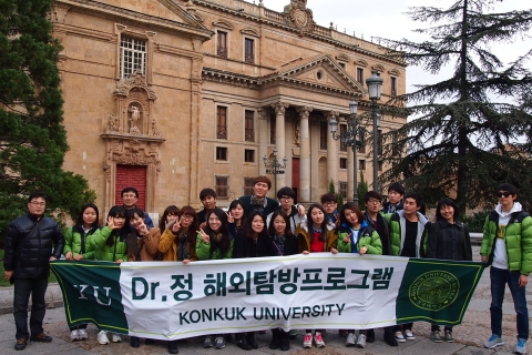 건국대 닥터 정 해외탐방단 학생들이 스페인 살라망카대학에서 기념촬영을 하고 있다.