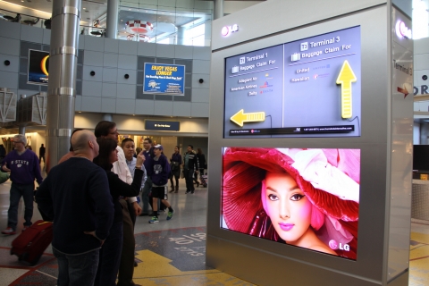 LG전자가 지난 4일 84형 울트라HD 디지털 사이니지(상업용 디스플레이) 2대를 미국 라스베이거스 맥캐런 국제공항(Las Vegas McCarran International Airport)에 설치, 공항 이용객들에게 다양한 정보와 초고화질 영상을 제공하기로 했다.