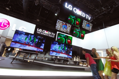 LG전자가 8일(현지시간)부터 미국 라스베이거스에서 열리는 CES 전시회에서 기존 84형(맨 왼쪽)은 물론 65형(가운데), 55형(맨 오른쪽) 등 다양한 크기의 울트라HD TV 라인업을 선보인다.