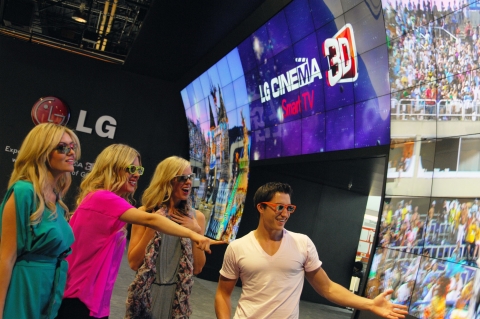 LG전자가 8일(현지시간) 미국 라스베이거스에서 열리는 세계최대 가전전시회 &#039;2013 CES&#039;에서 부스 입구에 3D 비디오월을 설치해 이목을 집중시키고 있다.