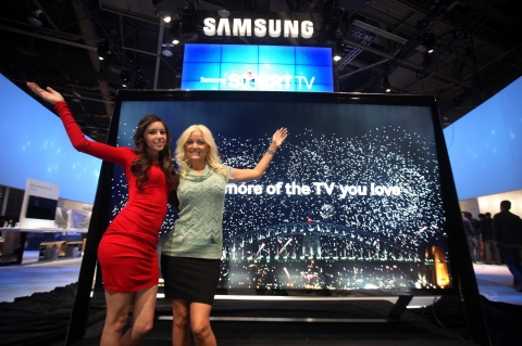 미국 라스베이거스에서 열리는 세계 최대 가전전시회 CES 2013에서 삼성전자 모델들이 타임리스 갤러리 디자인의 110형 UHD TV를 소개하고 있다.
