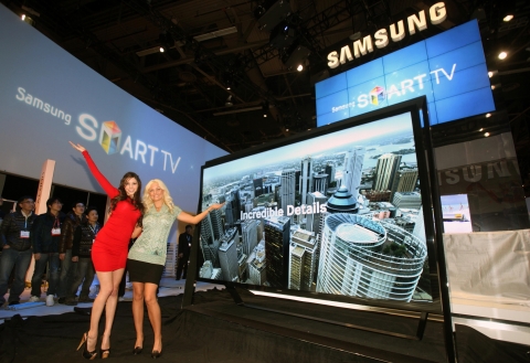 미국 라스베이거스에서 열리는 세계 최대 가전전시회 CES 2013에서 삼성전자 모델들이 타임리스 갤러리 디자인의 110형 UHD TV를 소개하고 있다.