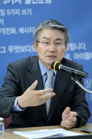 박승호 포항시장이 7일 포항시청 브리핑룸에서 신년 기자간담회를 열고, 포항을 환동해 경제허브 도시임을 선언하고 있다.