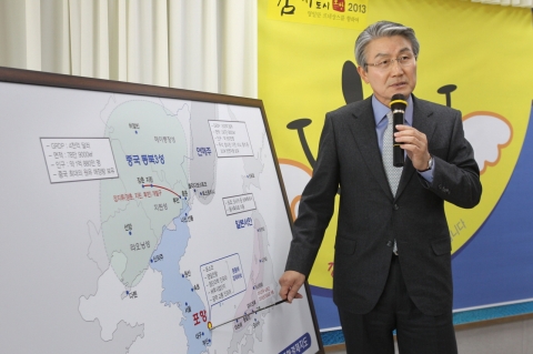 박승호 포항시장이 7일 포항시청 브리핑룸에서 신년 기자간담회를 열고, 포항을 환동해 경제허브 도시임을 선언하고 있다.