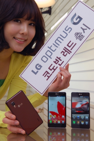 LG전자가 8일 이통 3사를 통해 와인 컬러의 ‘옵티머스 G 코도반 레드’를 출시했다. ‘코도반 레드’는 짙은 브라운에서 레드로 옮겨오는 색상으로 명품 구두, 가방 등 패션은 물론