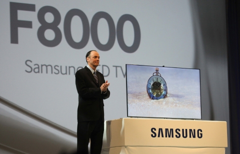 CES2013 개막에 앞서 열린 삼성전자 프레스 컨퍼런스에서 삼성전자 미국법인 팀 백스터 부사장이 &#039;13년형 삼성 스마트TV F8000을 소개하고 있다.