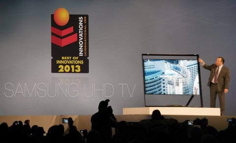 CES2013 개막에 앞서 열린 삼성전자 프레스 컨퍼런스에서 삼성전자 미국법인 조셉 스틴지아노 상무가 &#039;CES2013 최고 혁신상&#039;을 수상한 삼성 UHD TV를 소개하고 있다.