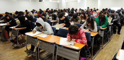 건국대학교(총장 송희영)는 8일 2013학년도 편입학 모집을 위한 기초학업능력고사를 서울 광진구 능동로 건국대 서울캠퍼스와 건국대사범대학부속고등학교, 세종대학교 등 176개 고사장에서 실시했다.