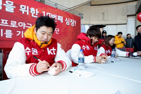 사격 2관왕 진종오 선수(왼쪽부터), 프로게이머 이영호 선수, 여자하키 한혜령 선수 등이 야구공에 사인을 하고 있는 모습