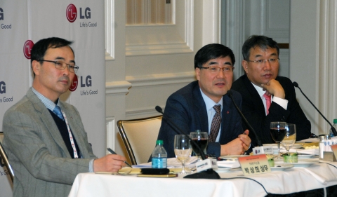 왼쪽부터 LG전자 TV연구소장 박상희 상무, HE사업본부장 권희원 사장, TV사업부장 노석호 전무.