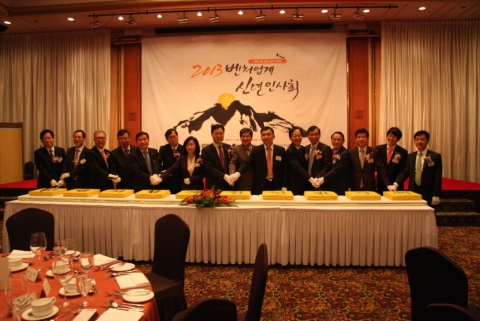이종갑 벤처캐피탈협회장(왼쪽에서 네번쨰), 남민우 벤처기업협회장(왼쪽에서 다섯번째), 최정숙 한국여성벤처협회장(왼쪽에서 일곱번째) 이 2013 벤처업계 신년인사회에서 축하 떡커팅을 하고 있다.
