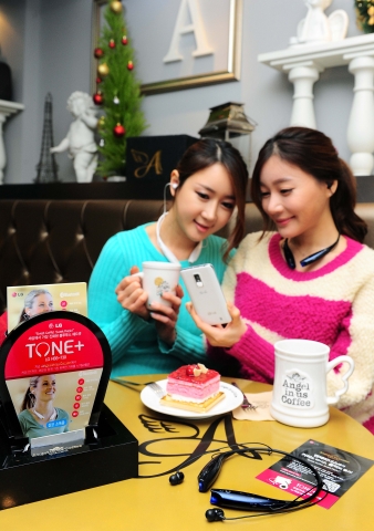 LG전자 스테레오 블루투스 헤드셋 ‘LG TONE시리즈’(HBS-700/730)가 글로벌 판매 100만대를 돌파했다. LG전자는 이를 기념해 지난달 21일부터 내달 3일까지 커피전문점 엔제리너스와 제휴 이벤트를 진행한다.