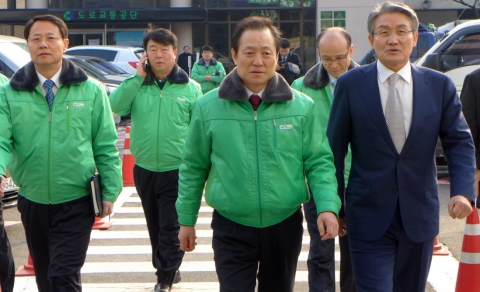 주상용 도로교통공단 이사장의 안내로  박승호 포항시장이 교통방송국 주요시설을 돌아 보고 있다.