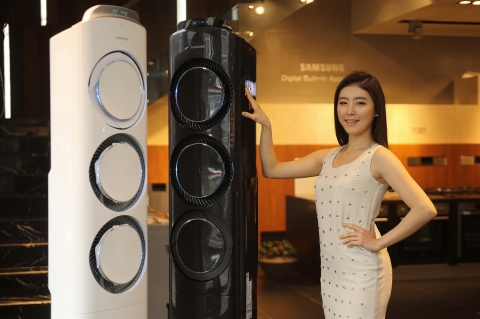 삼성전자 도우미가 냉방, 절전, 디자인, 청정 부분에 삼성만의 혁신 기술을 집약한 2013년형 프리미엄 에어컨, &#039;삼성 스마트에어컨 Q9000&#039;을 소개하고 있다. &#039;삼성 스마트에어컨 Q9000&#039;은 항공기 제트엔진 원리의 강력한 냉방 기능인 &#039;하이패스 회오리 바람&#039;으로 신속하고 강력한 냉방이 가능하다.