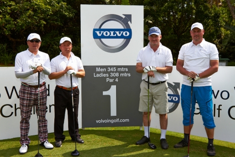 볼보트럭코리아(사장 김영재)는 지난 7일부터 12일까지 남아프리카공화국 더반에서 개최된 ‘2012 볼보 월드 골프 챌린지(2012 Volvo World Golf Challenge)’ 월드 파이널에 참가했다고 밝혔다.   ‘볼보 월드 골프 챌린지’는 1988년 ‘볼보 마스터스 아마추어(Volvo Masters Amateur)’라는 이름으로 시작되어 현재까지 전 세계의 백만 명 이상의 아마추어 골퍼들이 참가한 대회이다.   올해 ‘볼보 월드 골프 챌린지’에는 전 세계 30개국의 70,000명 예선전 참가자 중에서 선발된 68명의 결승 진출자를 비롯해, 한국에서는 작년 10월 17일 볼보트럭코리아 초청으로 열린 ‘볼보 월드 골프 챌린지’ 국내 대표 선발전에서 우승을 거머쥔 전진성씨와 이기섭씨가 참여했다.   이번 월드 파이널 대회에 초청받은 골퍼들은 남아공 더반의 짐발리(Zimbali) 컨트리 클럽에서 1월 9일과 10일 양일 간에 걸쳐 결승경기를 펼쳤으며, 이 중 상위에 입상한 17명은 유러피언 투어 볼보 골프 챔피언스에 참가한 프로 골퍼들과 친선 경기를 가졌다.   특히, 올해 대회 중 유러피언 투어 대회코스에는 전 세계적으로 많은 사랑을 받는 볼보의 대표 제품들이 함께 전시되어 많은 이들의 눈길을 끌었다. 경기가 펼쳐지는 온, 오프 필드 위 곳곳에 볼보 트럭과 볼보 건설기계 제품이 전시되어 있어 관전의 재미를 더했다.  볼보 그룹의 울로프 페르손 (Olof Persson) 회장은 “2012 볼보 월드 골프 챌린지는 아마추어 골퍼들과 고객들이 함께 참여하는 대회로, 고객에게 한층 더 가까이 다가갈 수 있는 축제의 장이다. 특히 이번에는 골프장 곳곳에 볼보 그룹의 대표 제품들을 전시함으로써 남아공 현지 고객들은 물론, 전 세계 고객들에게 볼보 브랜드를 더욱 잘 알릴 수 있는 좋은 기회였다고 생각한다. 앞으로도 볼보 그룹은 고객에게 더욱 직접적으로 다가가고 즐거움을 선사하는 다양한 마케팅 프로그램을 개발하는데 최선을 다할 것이다.”라고 전했다.