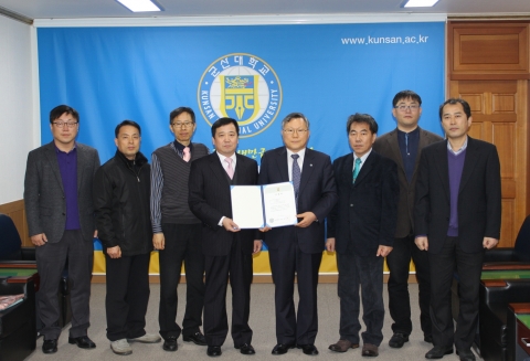 군산대학교 생물학과는 16일(수) 군산대학교 본부 총장 접견실에서 군산대 생물학과가 소장해온 개복치 등 어류액침 표본 102점을 국립생물자원관에 기증하였다.