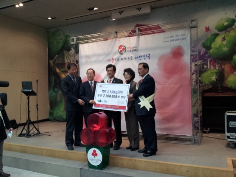 넥스팜코리아는 오송 제2공장 준공식 행사에 꽃화환 대신 기부미 쌀화환을 받아 모아진 쌀 3,130kg를 지난 12월 24일에 충북사회복지공동모금회를 통해 청원군에 기부하였다.