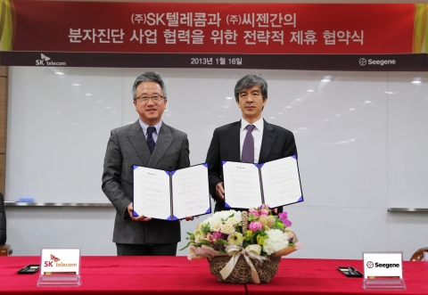 SK텔레콤과 분자진단 의료 전문기업 ㈜씨젠이 17일, SK텔레콤의 투자회사인 티엔롱社와 ㈜씨젠이 R&D 및 글로벌 시장 진출에 협력하기로 전략적 제휴를 체결했다. 사진은 SK텔레콤 육태선 헬스케어사업본부장(사진 왼쪽)과 ㈜씨젠 천종윤 대표(사진 오른쪽)가 체결식을 갖는 모습