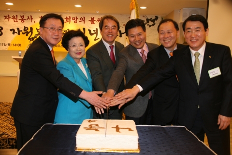 (왼쪽부터) 이경옥 행정안전부 차관보, 이배용 코피온 총재, 이제훈 한국자원봉사협의회 상임대표, 홍문종 국회의원, 박승주 대통령소속 사회통합위원회 부위원장, 안양호 공무원연금관리공