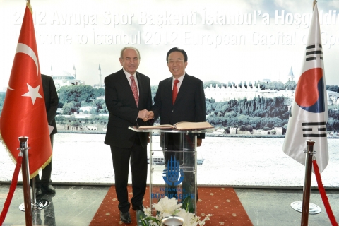 Kadir Topbas, Mayor of Istanbul, and Kim Kwan-yong, Governor of Gyeongsangbuk-Do Province of South K...