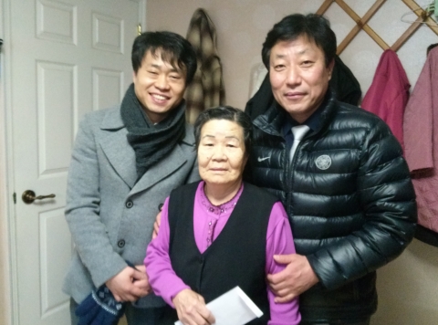 한국보건복지인력개발원 경인사회복무교육센터는 1월 18일(금) 의왕시 지역내 사회복지시설의 추천을 받아 경제 형편이 어려운 윤○○ 어르신(여, 84세)을 방문, 후원금을 전달하고 집안 환경정리 등을 실시하였다.
