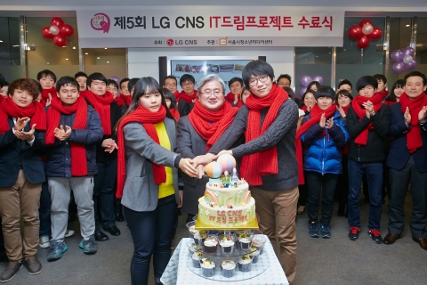 LG CNS는 18일(금) 회현동 LG CNS 본사에서 제 5회 ‘LG CNS IT드림프로젝트’ 수료식을 가졌다.(왼쪽부터) 엄주희(이천양정고), LG CNS 김대훈 사장, 김명훈(평촌경영고)