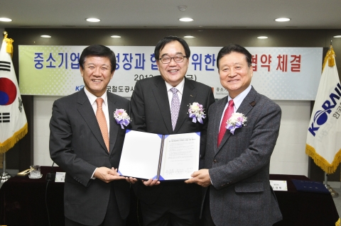 조준희 은행장(사진 왼쪽)과 정창영 사장(〃 가운데), 손창록 대표이사가 협약식을 마치고 기념촬영을 하고 있는 모습.