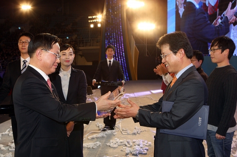 기업부문대상 : 신한은행의 2012년 종합업적평가대회에서 인천주안금융센터 이수진센터장이 기업금융부문 대상을 수상하고 있는 모습