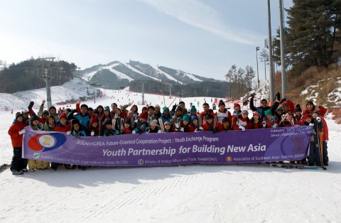 지난 2011년 2.18일 강원도 현대성우리조트에서 열린 한아세안 미래지향적 청소년교류 행사중 겨울스포츠체험활동