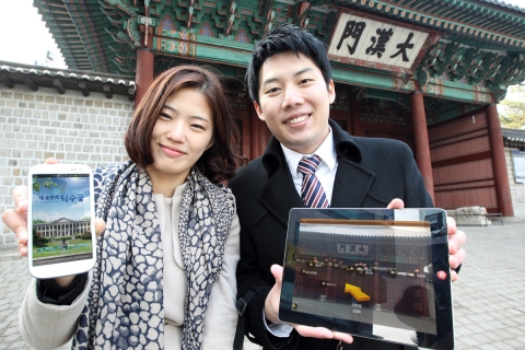 KT와 문화재청은 국내외 관광들에게 보다 스마트한 문화유산 정보를 제공하기 위해 국내 최초로 문화재에 첨단 IT기술을 적용한 관광안내서비스인 ‘내 손안의 덕수궁’ 앱을 출시했다. 사진은 모델들이 덕수궁에서 ‘내 손안의 덕수궁’ 앱을 구동해보고 있는 모습