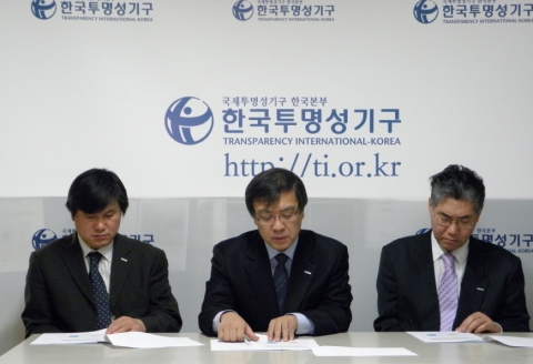 기자회견 사진(좌로 부터 유한범 상임이사, 김거성 회장, 김성수 사무총장)