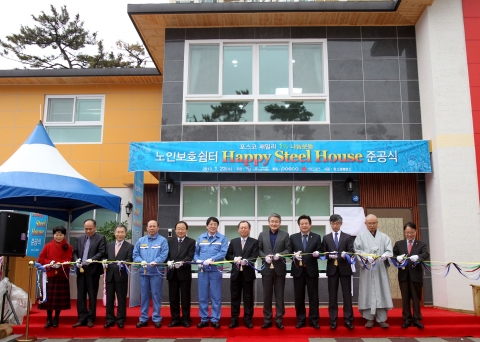 23일 포항시 송도동 해피스틸하우스에서 박승호 포항시장을 비롯한 개소식 참석자들이 테이프 커팅을 하고 있다.